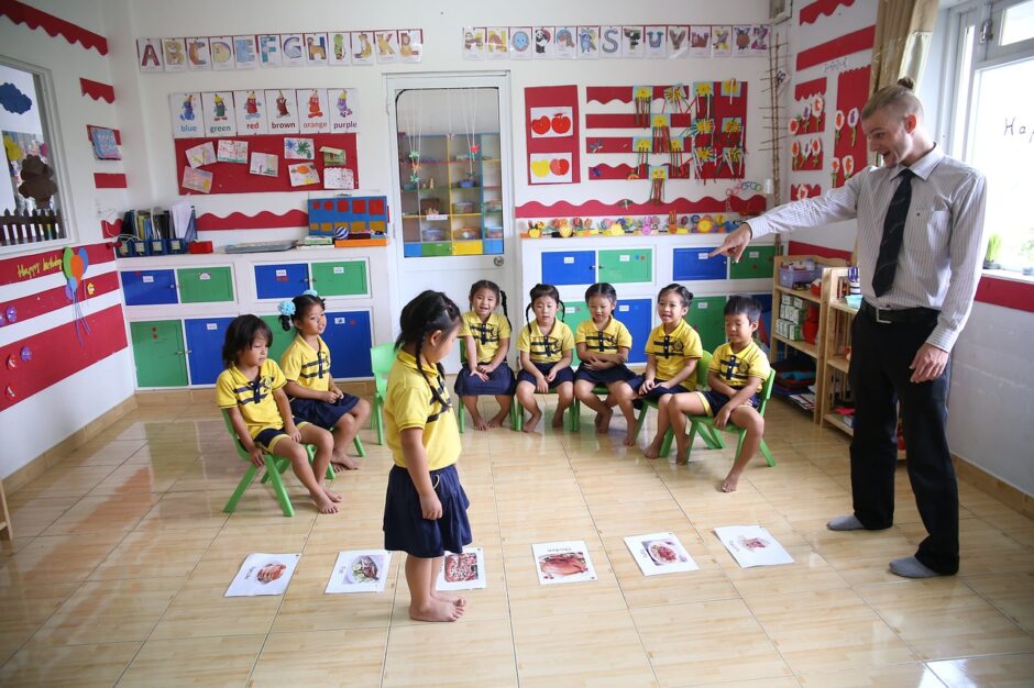 教室で授業に参加する子供たち