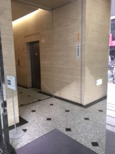 ビルの入り口から見たエレベーター