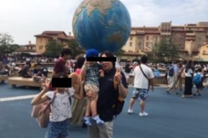 ディズニーシーの地球儀前で記念撮影する家族