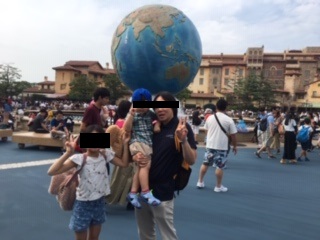 ディズニーシーの地球儀前で記念撮影する家族