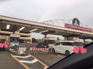 東京ディズニーランドの車の入場ゲート前を車内から撮った画像