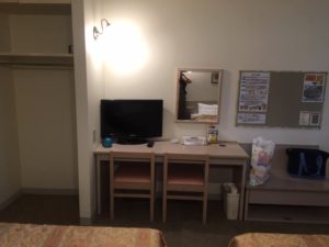 ファミリーロッジ旅籠屋東京新木場店客室ベッドと机と荷物置き場