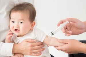 予防接種をする子ども